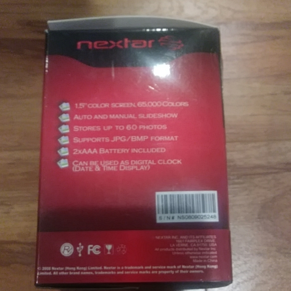 Christmas ornament red and white snowflakes 1.5" Digital photo frame - Picture 3 of 8